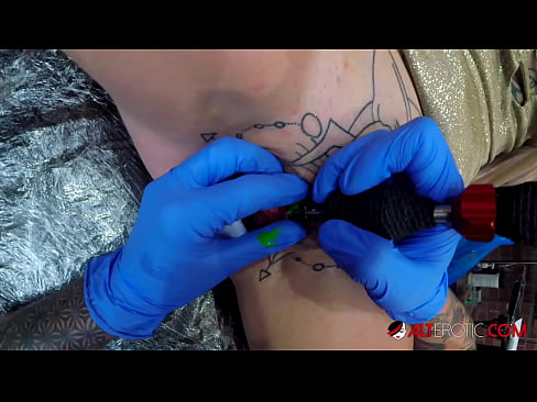 ❤️ Ekstreme tatuita varmulo Sully Savage ricevis tatuon sur sia klitoro ❤️❌ Kvalita porno ĉe ni ❌